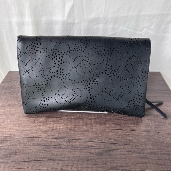 Urban Expressions Black Flower Design Detailed Locket Clutch w Gold Chain Strap - Picture 4 of 8